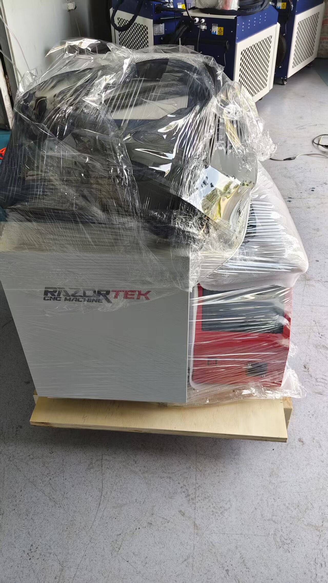 Industrial Laser Welding Machine - เครื่องเชื่อมเลเซอร์ไฟเบอร์แบบมือถืออุตสาหกรรม 4in1 ระบบระบายความร้อนด้วยน้ำ 2KW 3KW